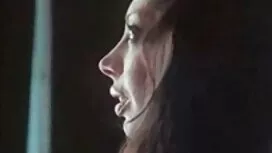 دختر جوان خودش را لع ...