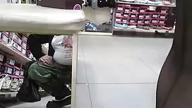 گربه نزدیک مرطوب و س ...