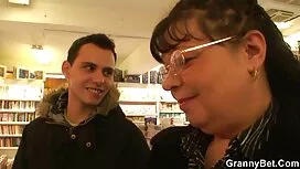 بلوند سکسی خودش را د ...