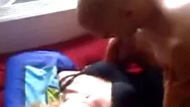 شخص یک بلوند جوان را ...