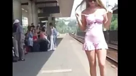 یک بلوند جوان با یک  ...
