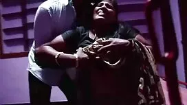 سبزه ناز گربه او را  ...