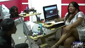 دو انگشت بازیگوش در  ...