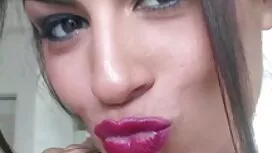 شخص دو خروس در خارج  ...